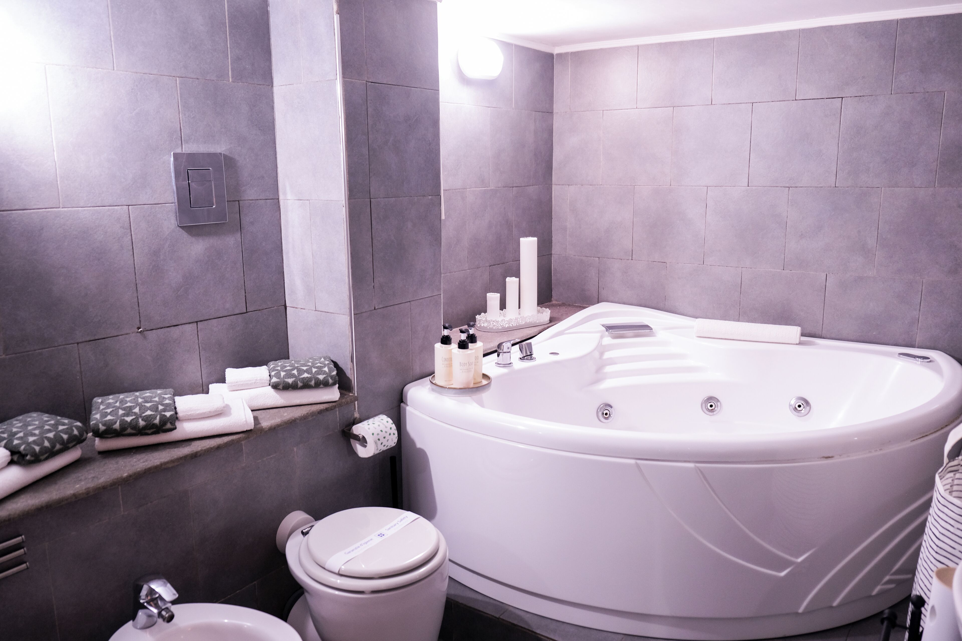 Deluxe Duplex, Harbour View | Bathroom | Hair dryer, slippers, towels, soap