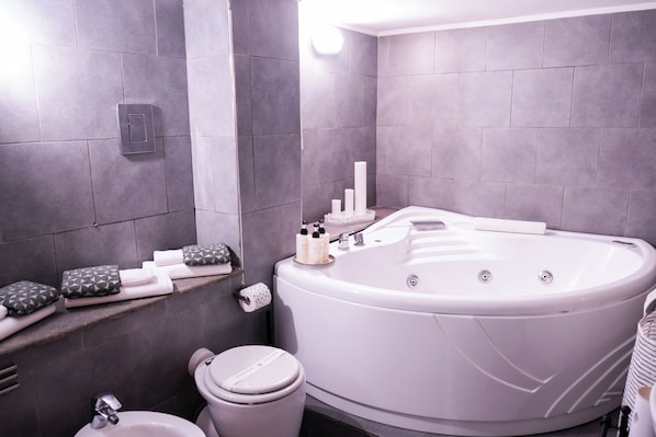 Deluxe Duplex, Harbor View | Bathroom | Hair dryer, slippers, towels, soap - A un passo dal Castello Maschio Angioino (Naples)