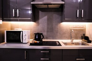 Classic Apartment | Private kitchen | Fridge, stovetop, electric kettle, cookware/dishes/utensils