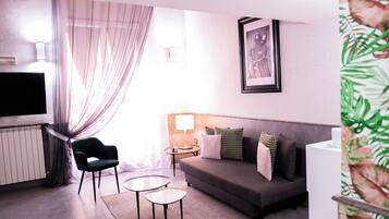 Deluxe-Maisonette, Hafenblick | Wohnbereich | Flachbildfernseher