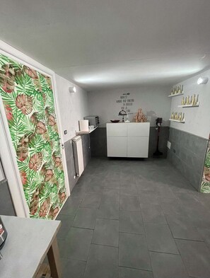 Deluxe Duplex, Harbour View | Private kitchen | Fridge, stovetop, electric kettle, cookware/dishes/utensils - A un passo dal Castello Maschio Angioino (Naples)
