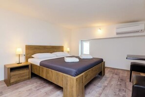 1 makuuhuone, työpöytä, silitysrauta/-lauta, Wi-Fi