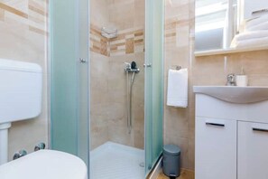 Suihku, pyyhkeet, saippua, vessapaperi