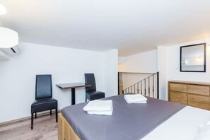 1 habitación, escritorio, tabla de planchar con plancha y wifi 