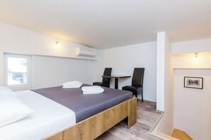 1 habitación, escritorio, tabla de planchar con plancha y wifi 