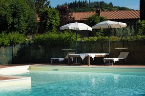 Kolam renang outdoor musiman, dengan payung kolam renang