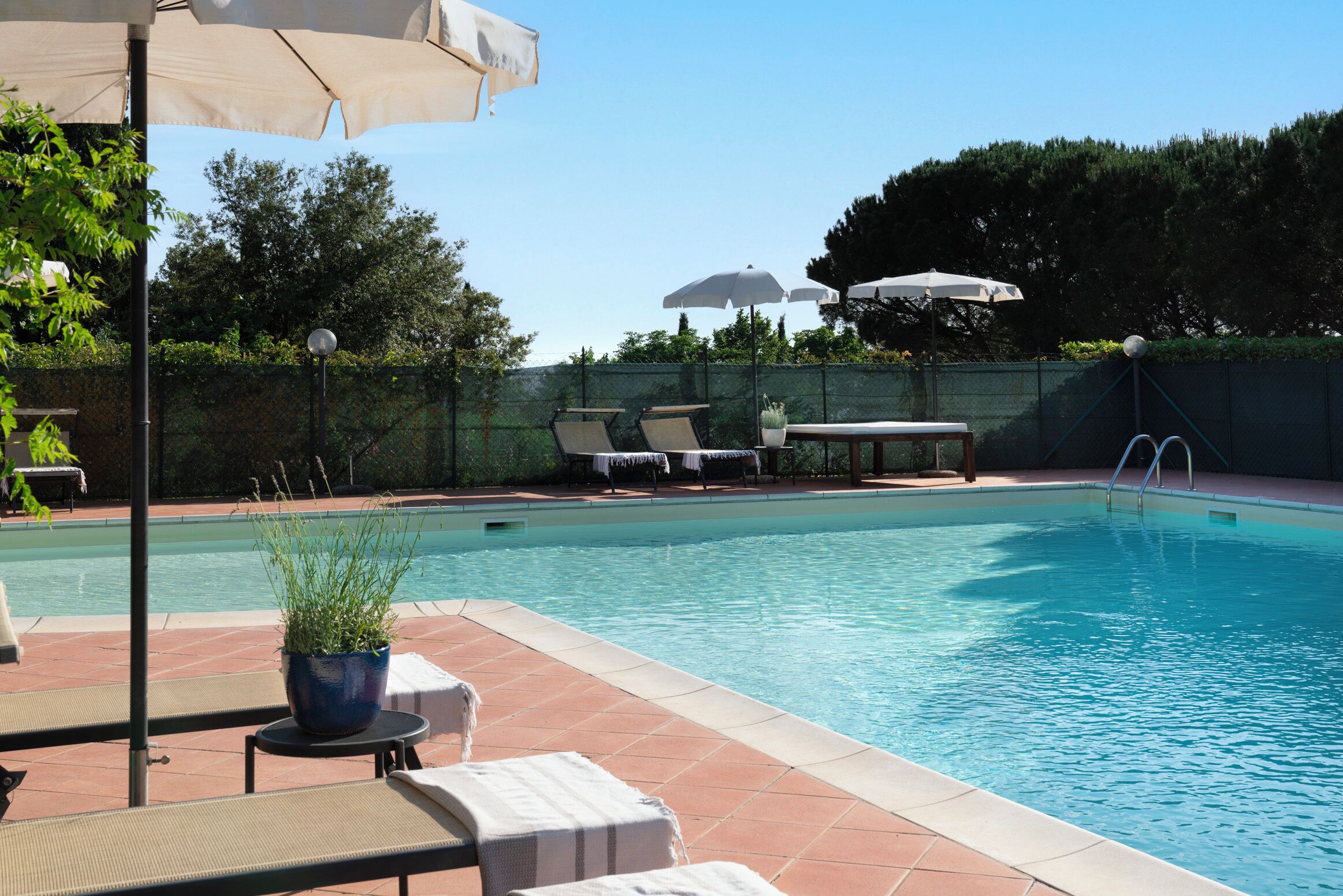 Piscine extérieure (ouverte en saison), parasols de plage