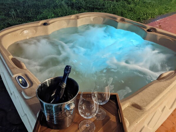 Outdoor spa tub