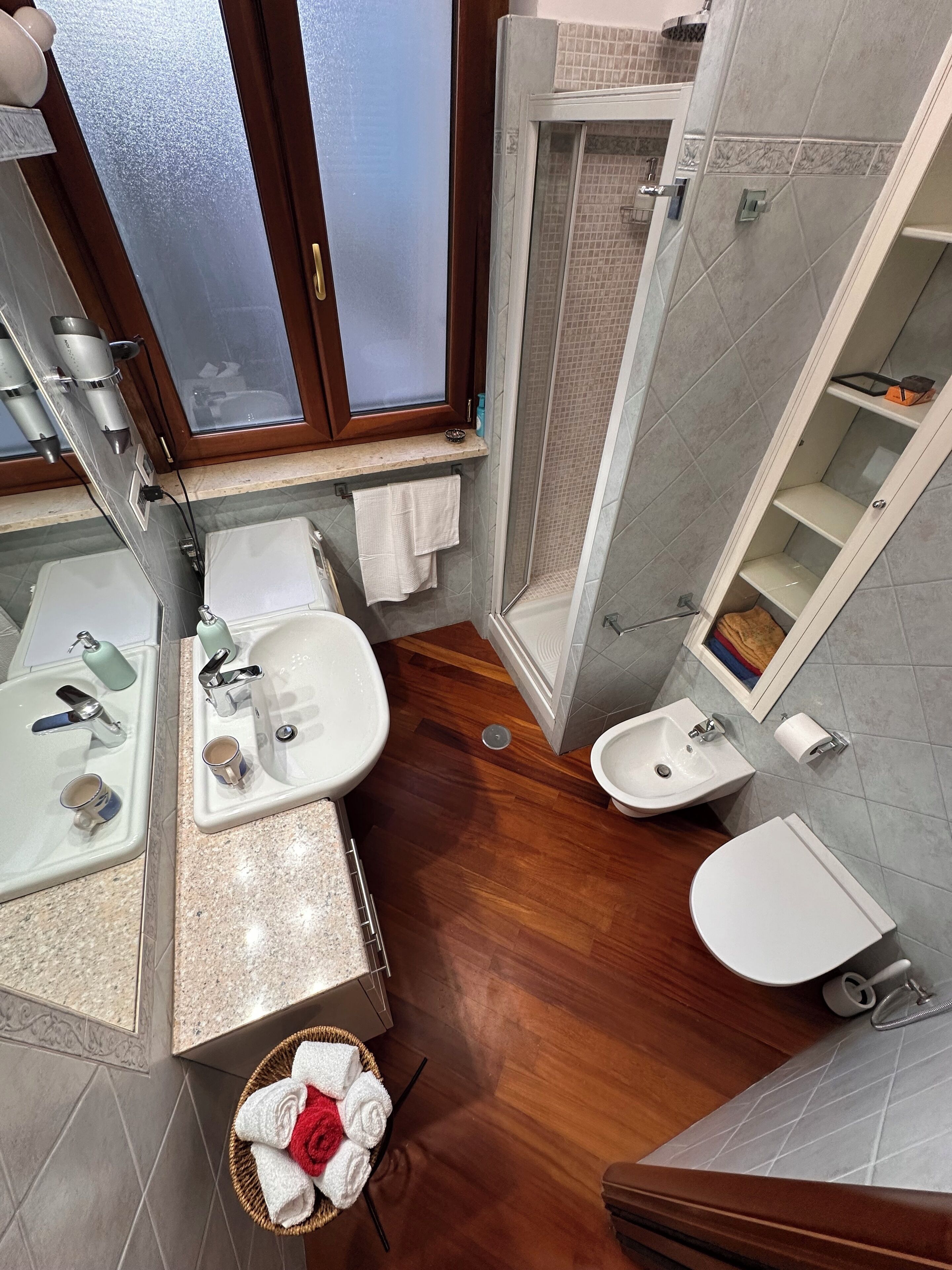 Bruser, hårtørrer, bidet, håndklæder