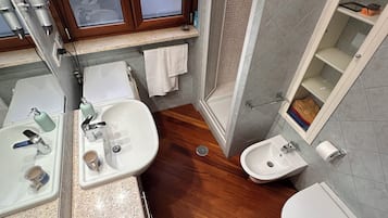 Bruser, hårtørrer, bidet, håndklæder