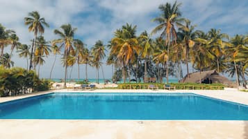 2 piscines extérieures, cabanons gratuits, parasols de plage