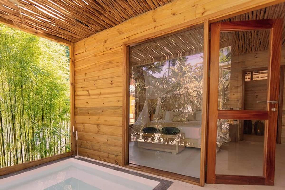 Habitación triple estándar, vistas al jardín | Ropa de cama de alta calidad, colchones viscoelásticos, minibar