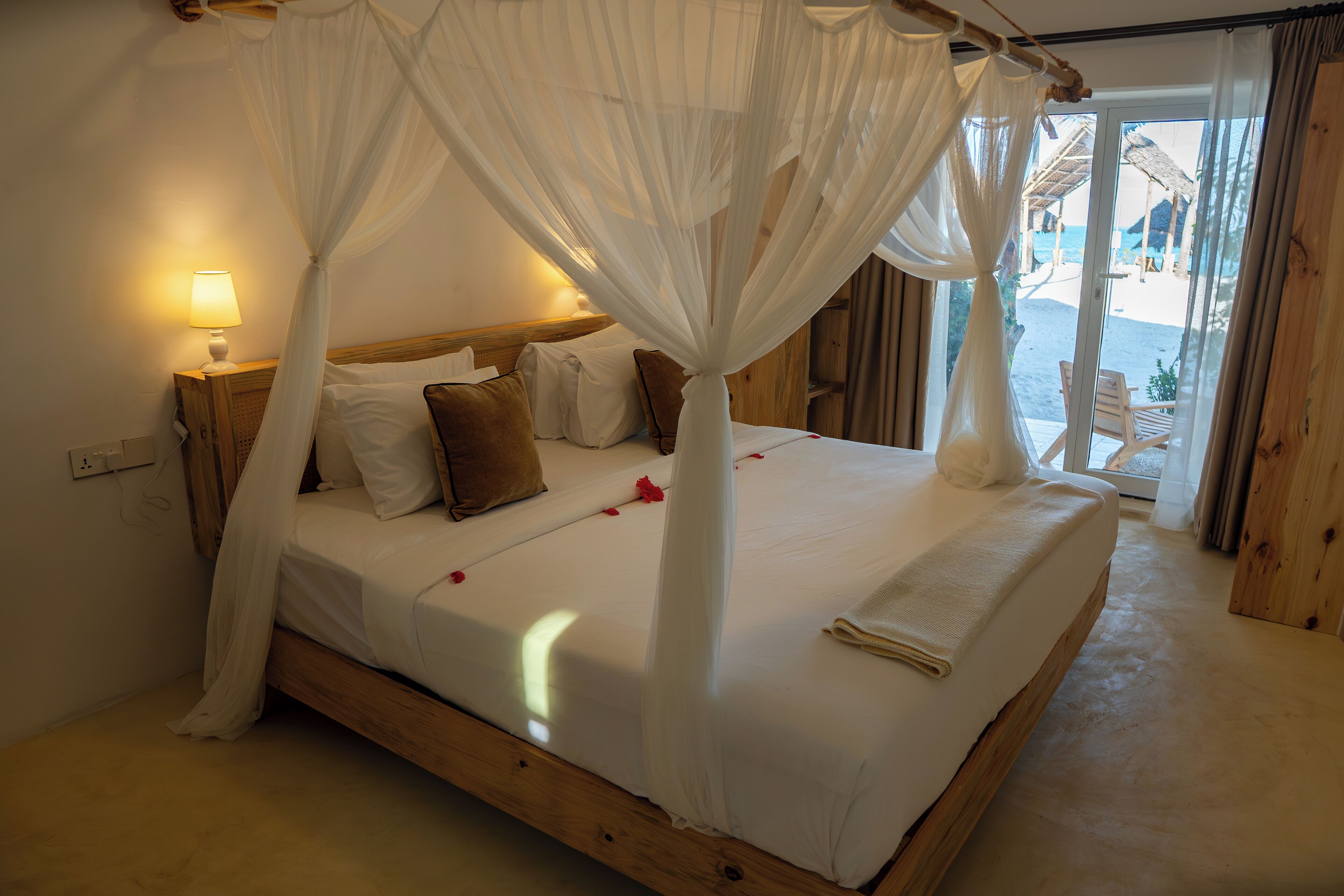 高档床上用品、记忆海绵床垫、迷你吧、客房内保险箱