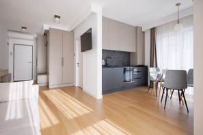 160-inch Smart TV with cable channels, heated floors - Moldovei 2 Apartments by Central Park  (Cluj-Napoca)