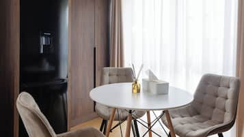 Appartement Confort | Repas dans la chambre