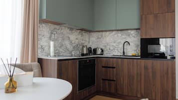 Apartamento Confort | Cocina privada | Frigorífico grande, microondas, horno y placa de cocina