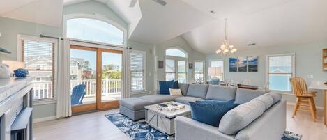 Fernseher, Kamin, DVD-Player