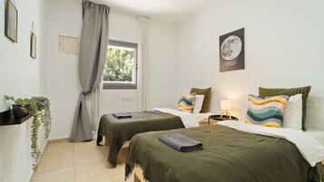 2 Schlafzimmer, Schreibtisch, Bügeleisen/Bügelbrett, Reisekinderbett