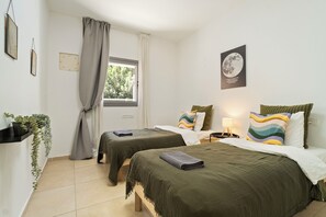 2 soverom, skrivebord, strykejern/-brett og reiseseng for barn