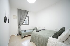 2 Schlafzimmer, Schreibtisch, Bügeleisen/Bügelbrett, Reisekinderbett