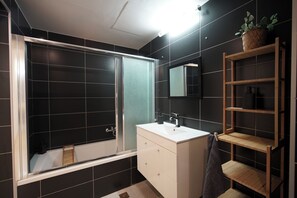 Haartrockner, Handtücher, Seife, Shampoo