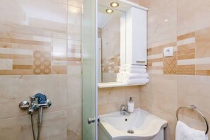 Douche, serviettes fournies, savon, papier toilette