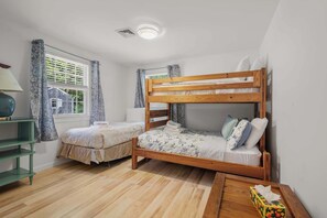 3 habitaciones, escritorio, tabla de planchar con plancha y wifi