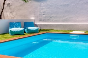 Seasonal outdoor pool, pool umbrellas, pool loungers - Siora Agiolina 2 BD Private Pool Villa (Kefalonia)