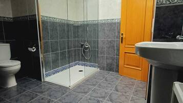 Habitación clásica, vistas a la montaña | Baño | Ducha, toallas, jabón y champú