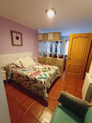 Departamento clásico, balcón, junto a la montaña | 1 habitación, tabla de planchar con plancha y wifi gratis 
