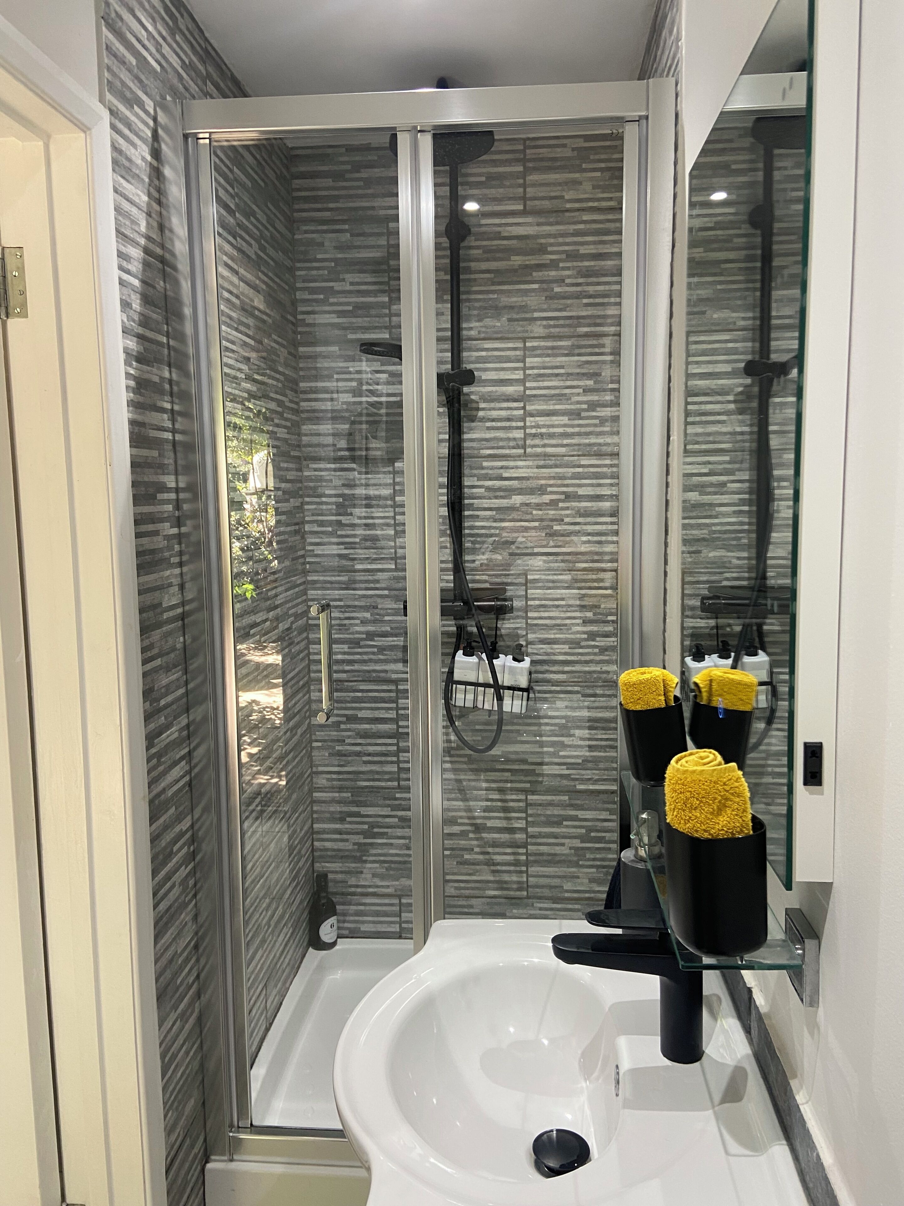 Dusche, Haartrockner, Handtücher, Seife