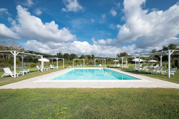 Außenpool (je nach Saison geöffnet), Sonnenschirme, Liegestühle