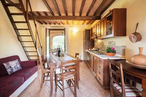 Superior-Maisonette, 3 Schlafzimmer, Terrasse, Poolblick | Wohnbereich