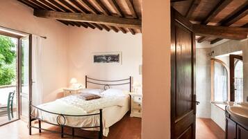 Klassieke maisonnette, 2 slaapkamers, patio, uitzicht op zwembad | Een bureau, verduisterende gordijnen, gratis wifi