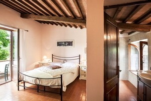 Dúplex clásico, 2 habitaciones, patio, vistas a la piscina | Escritorio, cortinas opacas, wifi gratis