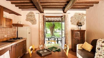 Nhà Duplex phong cách cổ điển, 2 phòng ngủ, sân hiên, quang cảnh hồ bơi | Hiên