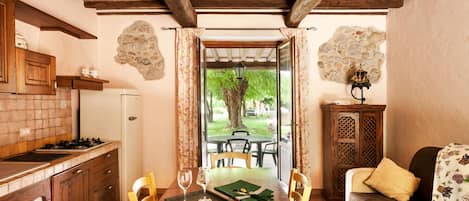 Alloggio Classic su due livelli, 2 camere da letto, patio, vista piscina | Terrazza/patio