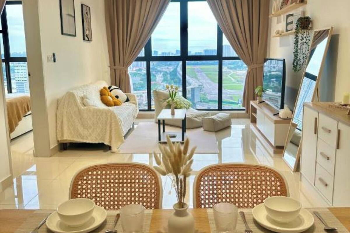Ein modernes Hotelzimmer mit Essbereich, einem Bett mit Blick und einem großen Fenster.