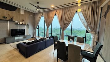 Junior Studio, 1 Bedroom, Non Smoking, City View | Ruang tamu | 43 inci sebuah televisyen pintar dengan digital, pendiangan
