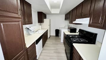 Geladeira, micro-ondas, fogão, cooktop