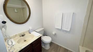 Sèche-cheveux, serviettes fournies