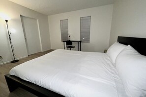 3 habitaciones, escritorio, tabla de planchar con plancha y wifi gratis