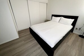3 habitaciones, escritorio, tabla de planchar con plancha y wifi gratis
