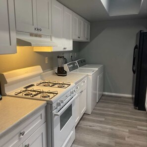 Fridge, microwave, oven, stovetop - 2 or 3 Bedroom Walk to Strip MGM Casino Shop Club (Las Vegas)