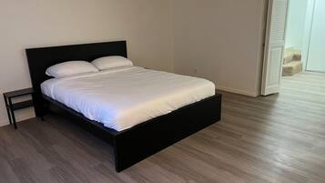 Schreibtisch, Bügeleisen/Bügelbrett, kostenloses WLAN, Bettwäsche