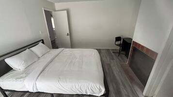 3 bedrooms, desk, iron/ironing board, free WiFi