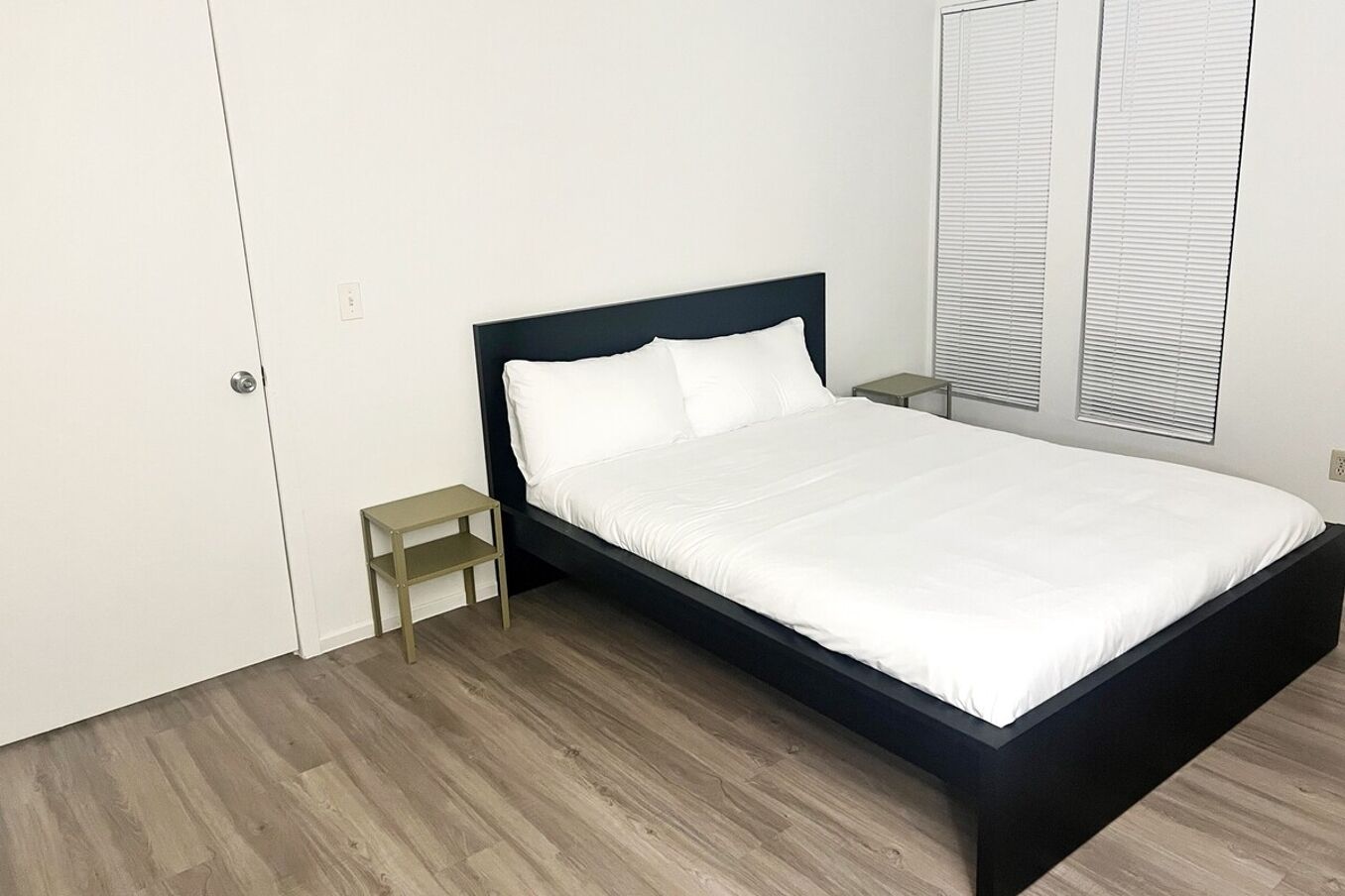 デスク、アイロン / アイロン台、WiFi (無料)、ベッドシーツ