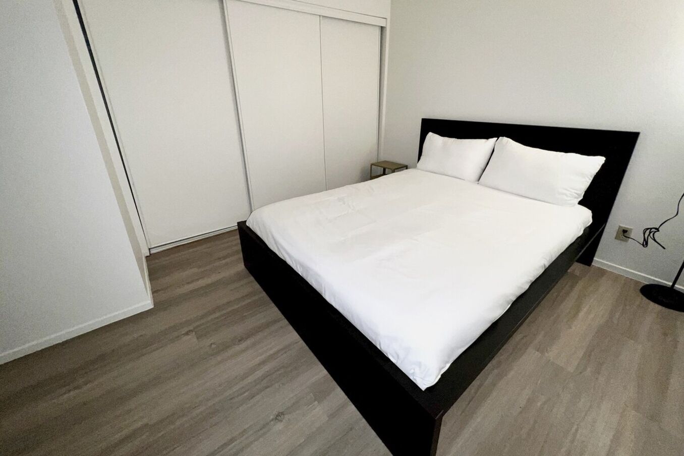 Bureau, fer et planche à repasser, Wi-Fi gratuit, draps fournis