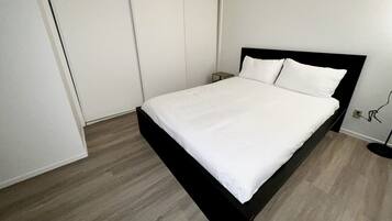 Bureau, fer et planche à repasser, Wi-Fi gratuit, draps fournis