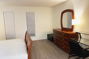 Skrivebord, strykejern/-brett, wi-fi (inkludert) og sengetøy